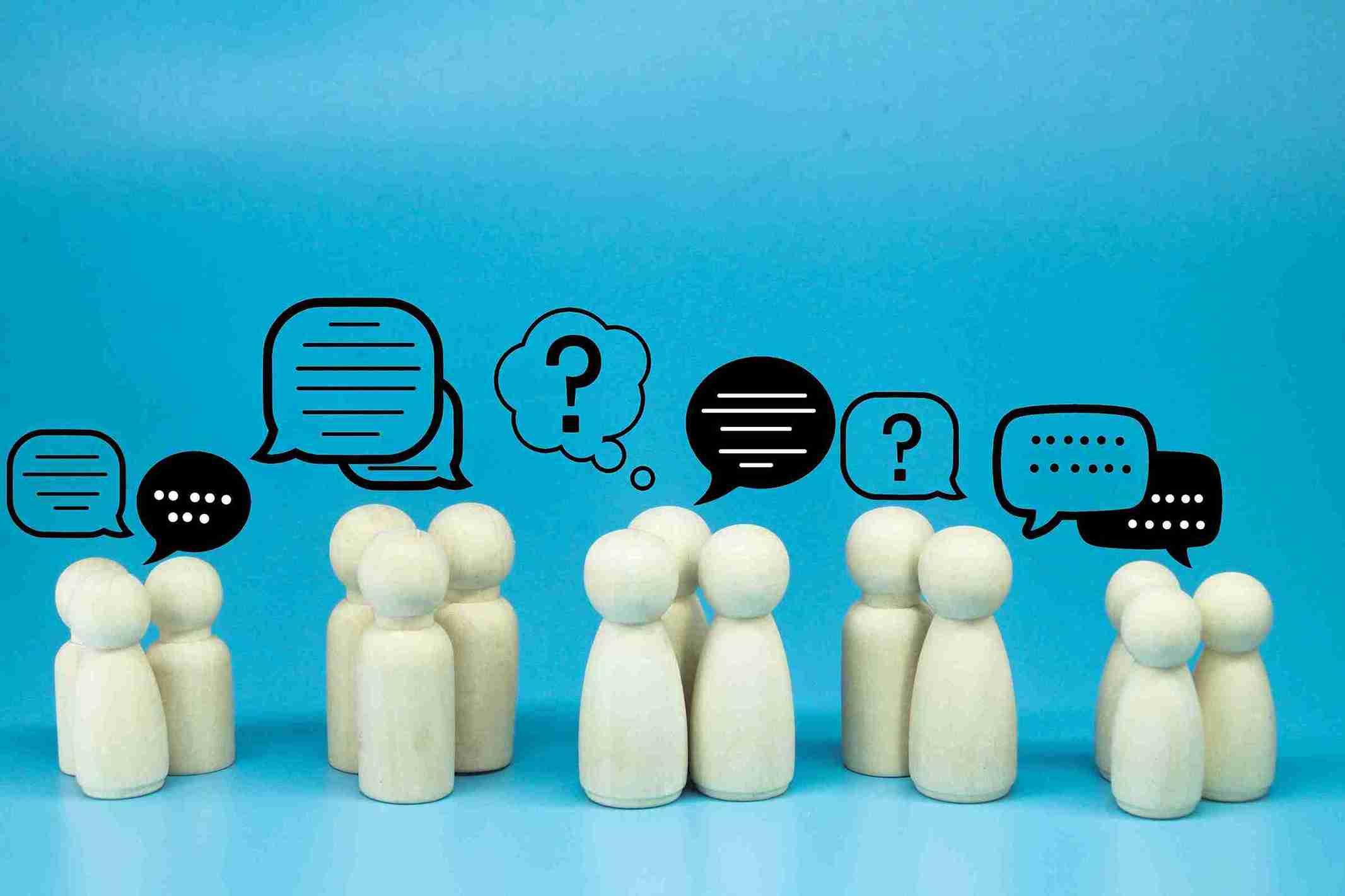 Kleine Figuren suggerieren den Austausch von Informationen