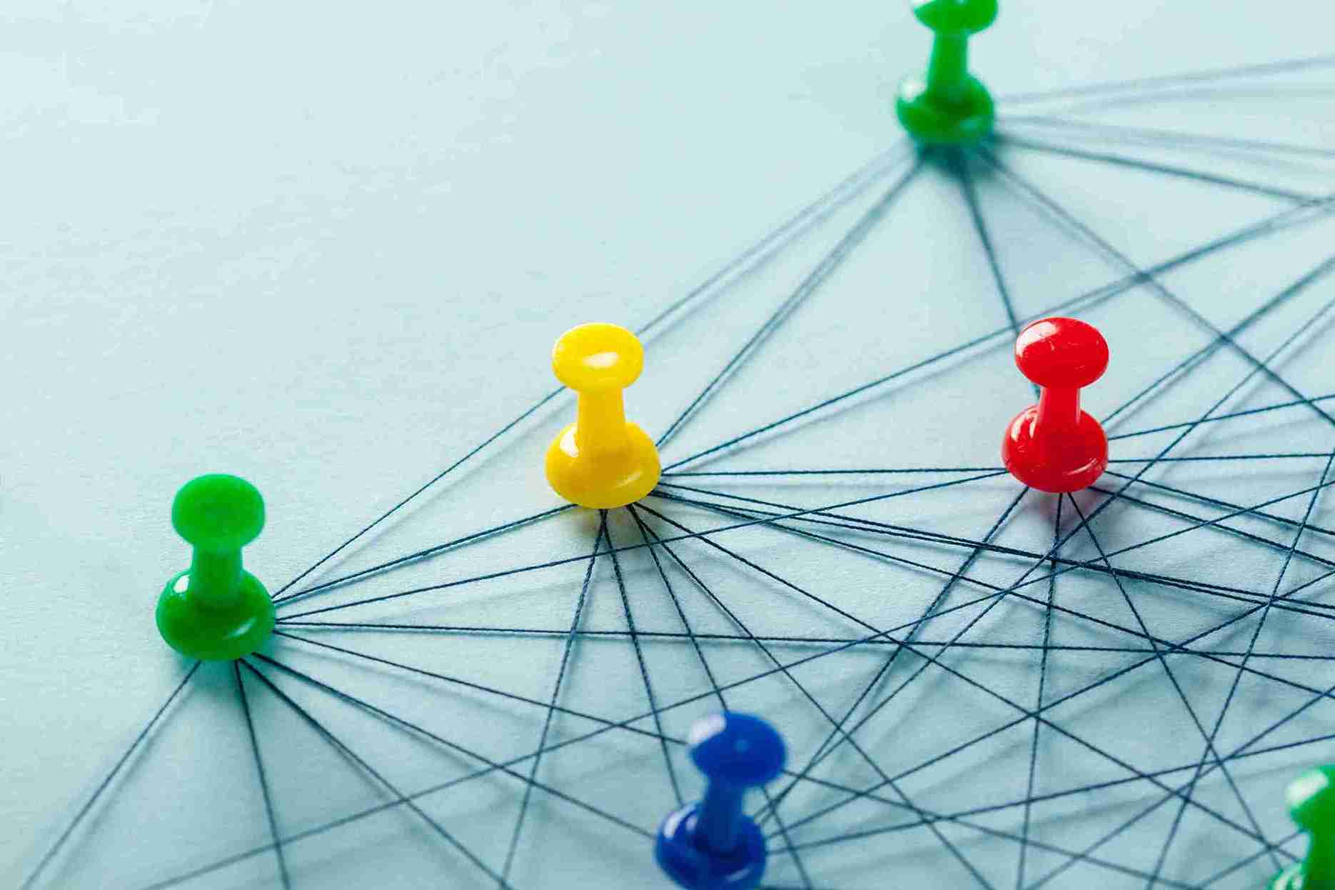 Vernetzte bunte Pinnnadeln auf einer Karte symbolisieren den Austausch im Haartransplantation Forum – Wissen teilen und Erfahrungen verknüpfen.