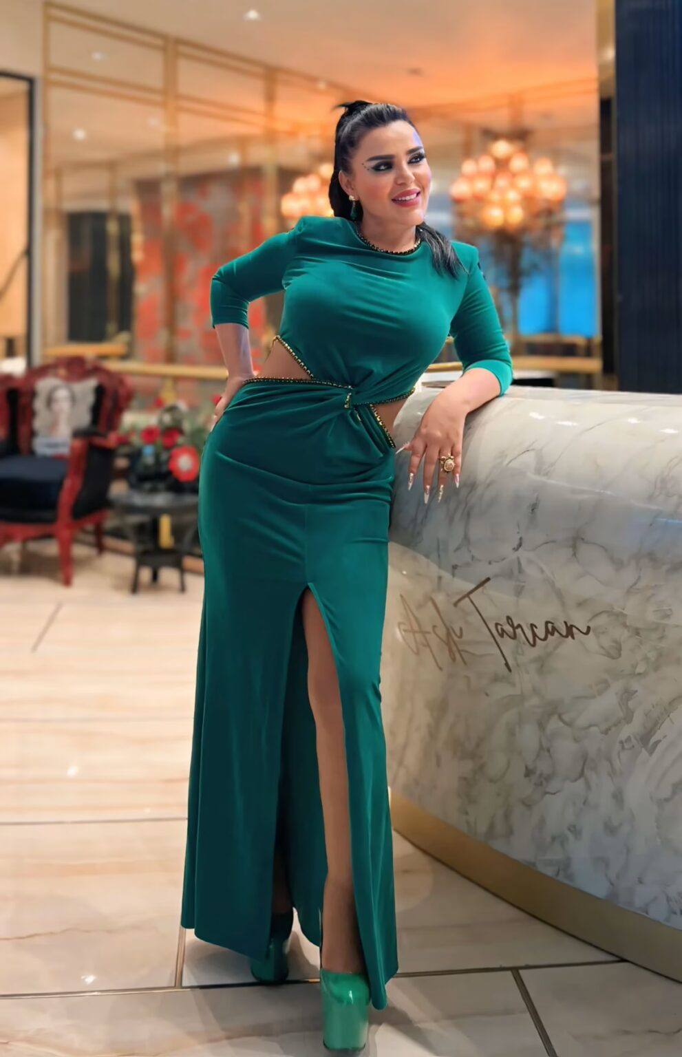 Frau Asli Tarcan, Gründerin der Asli Tarcan Clinic in der Lobby der Klinik.