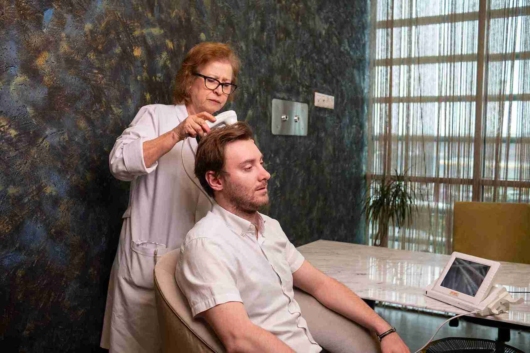 Patient wird vor Ort in der türkischen Asli Tarcan Clinic Beraten.