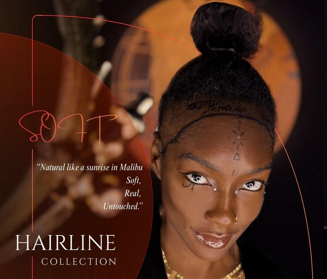 Porträt einer Frau mit hochgestecktem Dutt, betonter Haarlinie und eingezeichneten Markierungen auf der Stirn, stilvollem Make-up und Goldschmuck, vor einem grafischen Hintergrund mit der Aufschrift „Hairline Collection“ – thematisch im Zusammenhang mit Frauen und Haarausfall.