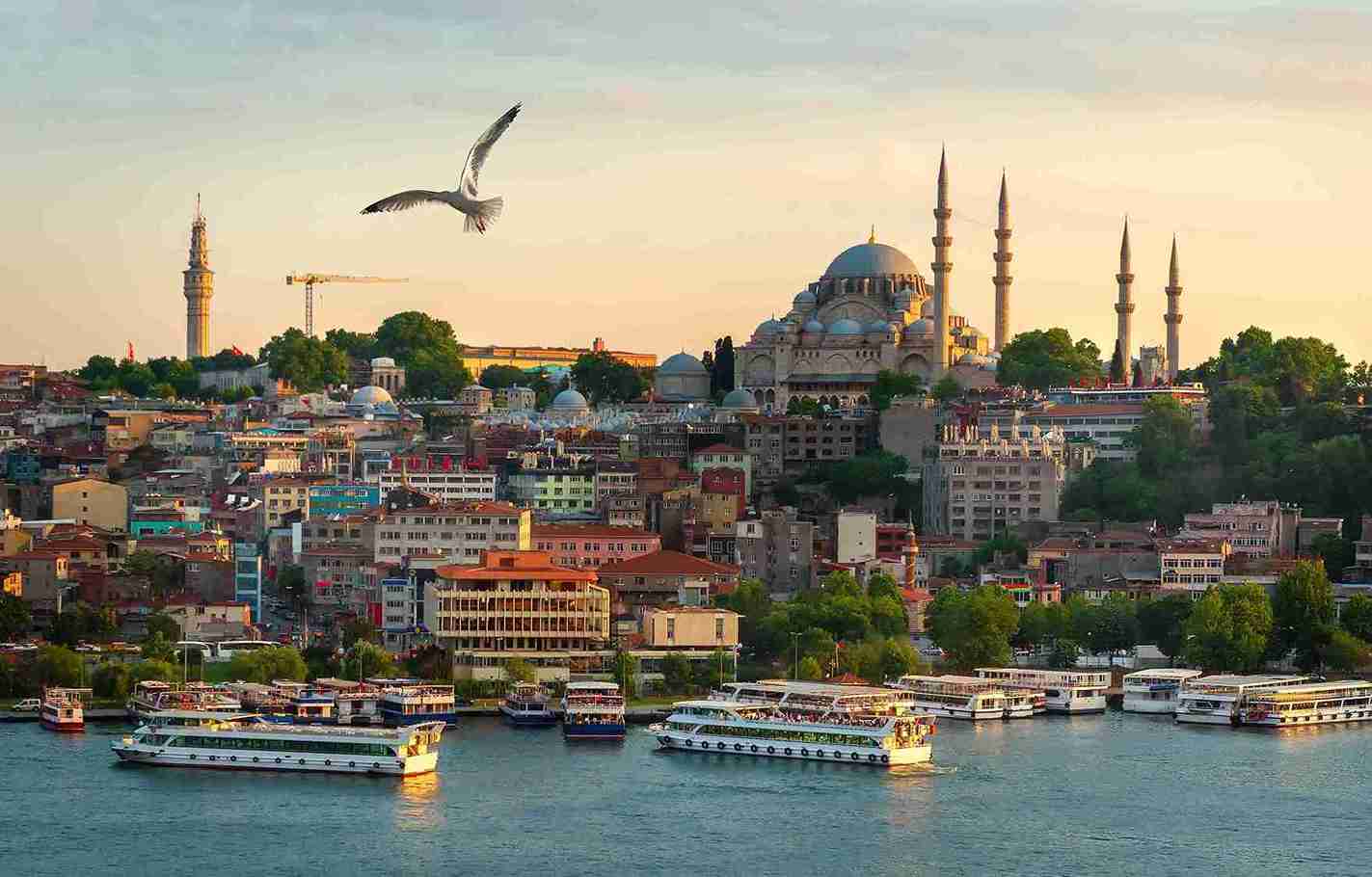 Skyline von Istanbul am Wasser bei Sonnenuntergang mit Moschee und Booten – Symbolbild zum Thema Haartransplantation Türkei negative Erfahrungen.