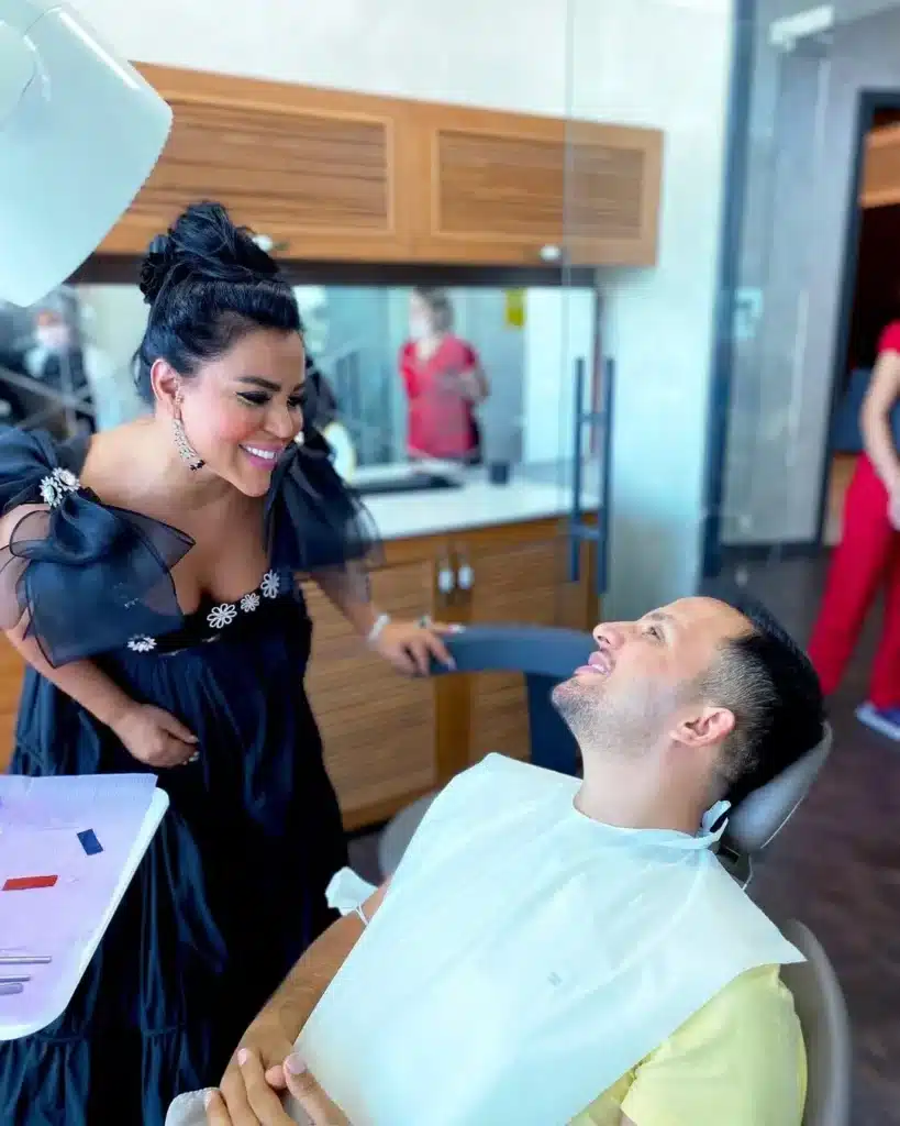 Patient im Zahnarztstuhl während Beratungsgespräch mit Zahnärztin in moderner Klinik – Zahnimplantat Türkei Behandlung und persönliche Betreuung.