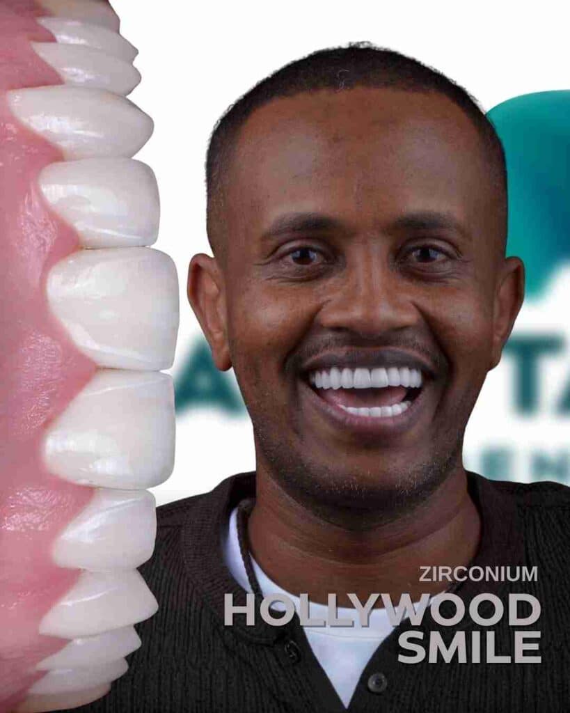 Lächelnder Mann mit sehr weißen Zähnen neben einer Darstellung von Keramikzähnen, Symbolbild für Hollywood Smile mit Zirkonkrone Türkei als hochwertigem Zahnersatz.