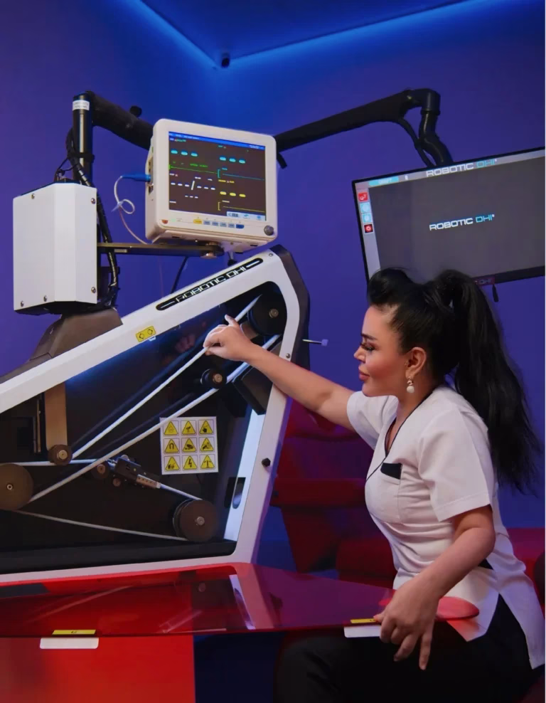 Ärztin Asli Tarcan bedient Roboter für DHI-Haartransplantation in hochmoderner Klinik in Istanbul.